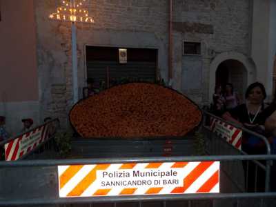 La focaccia dal diametro di circa due metri e mezzo che viene distribuita al popolo sannicandrese alla fine della competizione